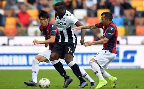 Gary Medel y el japonés Takehiro Tomiyasu en acción por el Bologna de Italia. (Getty Images).
