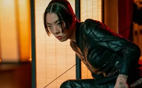 Akira busca matar a Caine, quien mató a su padre Shimazu (Hiroyuki Sanada).