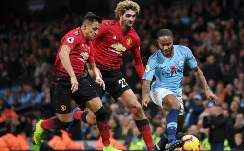 Alexis Sánchez frente a Raheem Sterling en un derbi de Manchester entre el United y el City. (Getty Images).