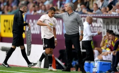 Otra imagen de Mourinho con Alexis Sánchez en el Manchester United. (Getty Images).