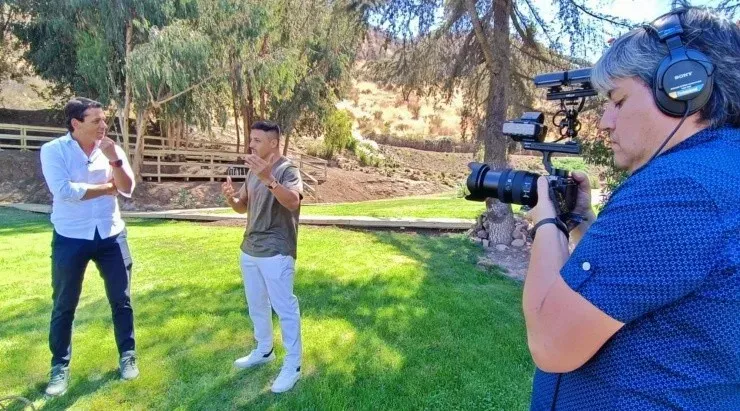 Alexis Sánchez abrió las puertas de su hacienda en Huelquén para la entrevista con TVN