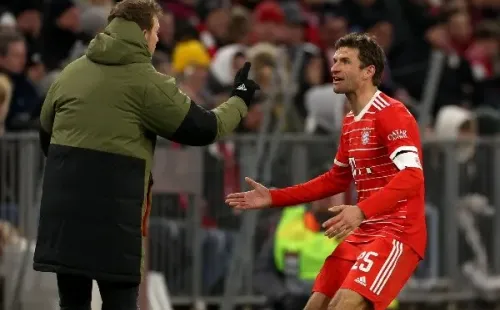 Julian Nagelsmann le da una instrucción a Thomas Müller en el Bayern Múnich. (Getty Images).