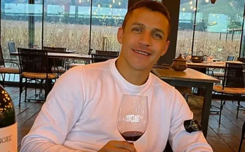 Alexis Sánchez tomando vino