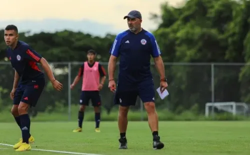 Hernán Caputto dirige los entrenamientos de la Sub 17 en Ecuador. | Foto: Comunicaciones ANFP