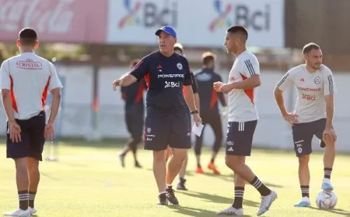 Berizzo entrega instrucciones en el entrenamiento de la selección chilena de cara al choque con Paraguay. | Foto:Carlos Parra | Comunicaciones FFCh