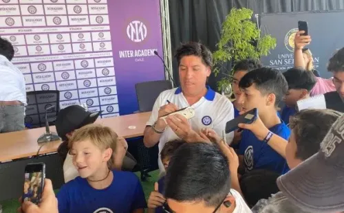 Zamorano compartió con niños de la Inter Academy y habló de Damián Pizarro