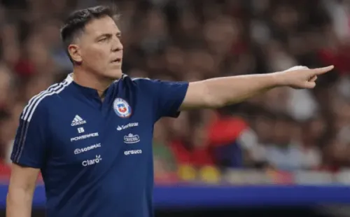 Eduardo Berizzo da indicaciones en uno de los siete partidos que dirigió a la Roja adulta. (Getty Images).