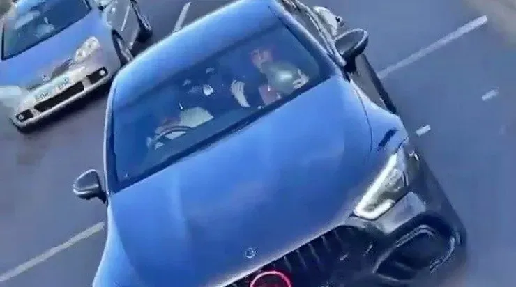 Brandon Williams en el asiento del copiloto a bordo de su automóvil, inflando un globo. Foto: The Sun