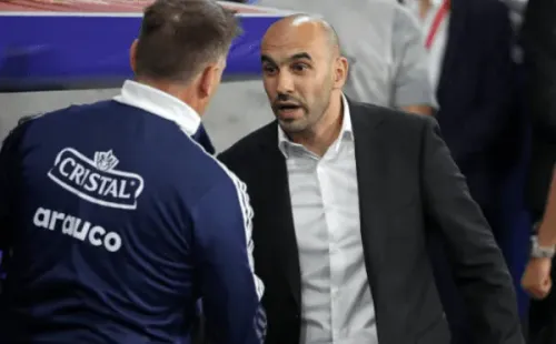 Berizzo saluda a Walid Regragui, el DT de Marruecos en la antesala del partido que los africanos ganaron 2-0 a la Roja. (Getty Images)