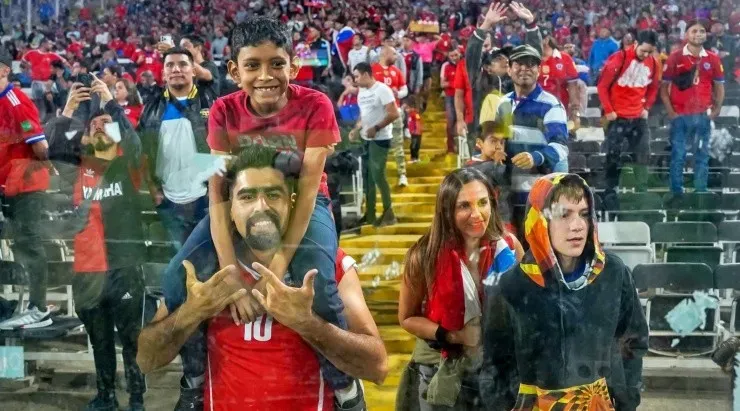 Niños y niñas vieron el partido pegados a la banca de Chile… sólo para estar cerca de Alexis Sánchez. Foto: Guillermo Salazar
