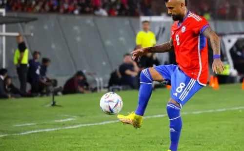 Arturo Vidal en acción durante la remontada de la Roja ante Paraguay. (Sebastián Oria/Agencia Uno).