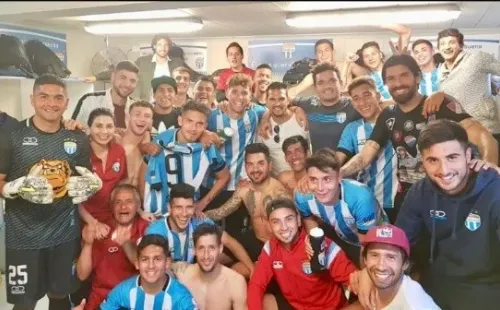 Sebastián Abreu (arriba, a la derecha), compartiendo camarín con Nicolás Núñez (abajo, a la derecha).