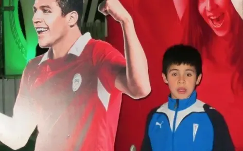 Aravena y una foto que con los años pudo recrear en la cancha. | Foto: Archivo.