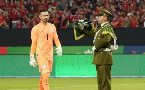 Nadie se dio cuenta de que un carabinero estaba dentro de la cancha al momento del minuto de silencio. | Foto: Guillermo Salazar.