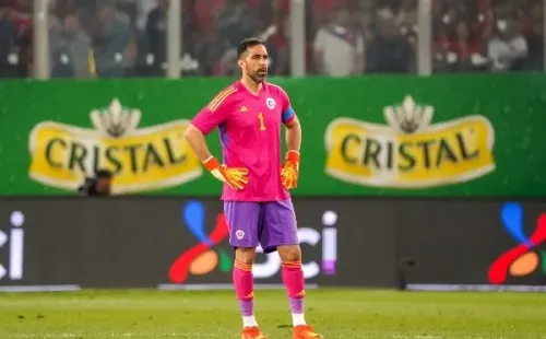 Claudio Bravo fue titular y capitán en la primera victoria de Chile en la era Eduardo Berizzo. | Foto: Guille Salazar / RedGol