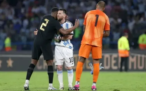 Messi fue muy saludado por sus rivales al finalizar el partido (Getty)