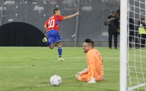 Alexis Sánchez le marcó dos veces a Antony Silva en el Monumental. (Sebastián Oria/Agencia Uno).