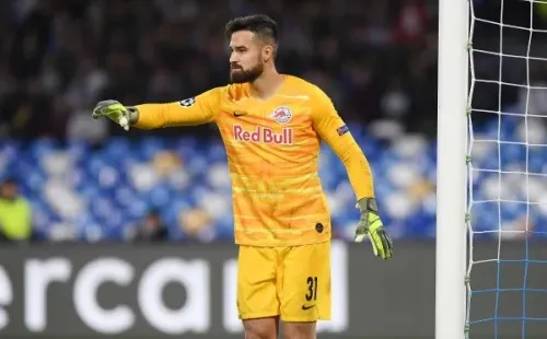 Carlos Miguel Coronel en acción por el RB Salzburg ante el Napoli por la Champions League 2019-2020.