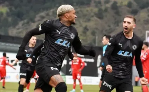 Junior Fernandes y el Manisa cayeron en Turquía. El chileno se matriculó con una asistencia, pero que de poco sirvió. Foto: Comunicaciones Manisa.