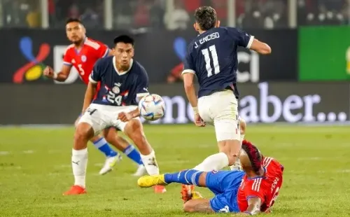Julio César Enciso deja atrás a Arturo Vidal en el amistoso que Chile le ganó a Paraguay. (Guille Salazar/RedGol).