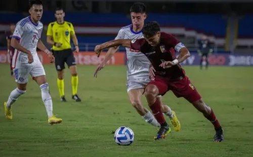 Telasco Segovia en acción frente a Chile en el Sudamericano Sub 20 de Colombia.