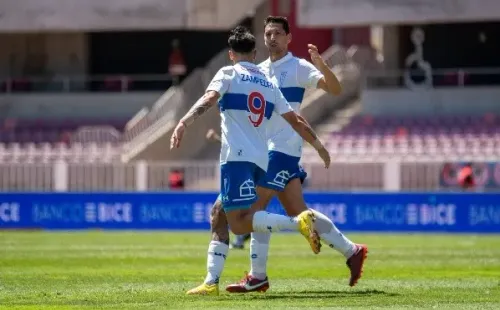 Guillermo Burdisso festeja con Fernando Zampedri un gol del Toro a Unión Española. (Agencia Uno).