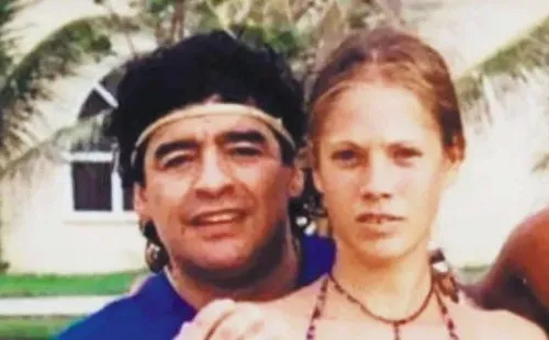 Diego Armando Maradona junto a Mavys Álvarez. | Foto: Archivo.