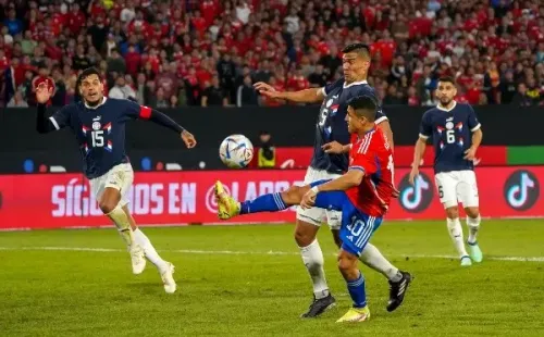 Alexis Sánchez bajó así la pelota en el 2-2 parcial de Chile ante Paraguay. (Guille Salazar/RedGol).