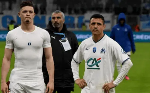 Alexis Sánchez junto al portugués Vitinha, quien casi no ha visto acción desde que arribó al Olympique de Marsella.