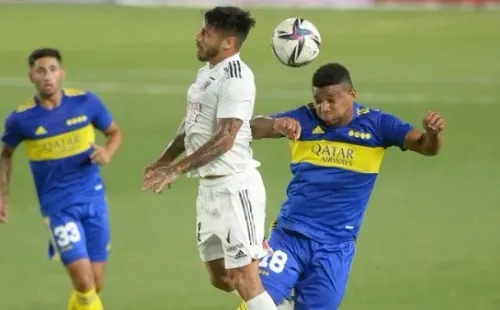 Marco Bolados disputa un balón aéreo con Frank Fabra en el amistoso que Boca Juniors le ganó a Colo Colo.