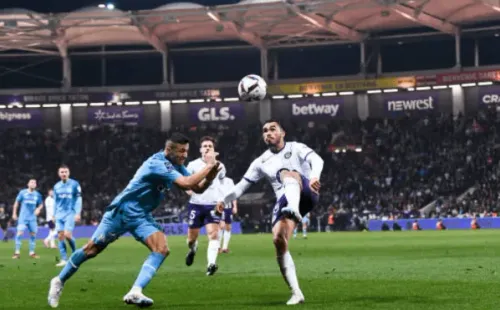 Gabriel Suazo lucha una pelota con Alexis Sánchez, otro representado de Fernando Felicevich que milita en la Ligue 1 de Francia. (Getty Images).