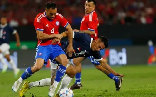 Gabriel Suazo en acción durante el amistoso que la Roja le ganó a Paraguay. (Getty Images).