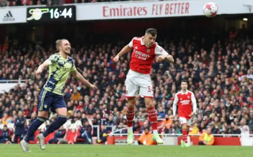 Granit Xhaka y el cabezazo para cerrar el gran triunfo del Arsenal. (Getty Images).