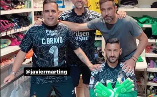 Claudio Bravo regala camisetas a utileros del Real Betis