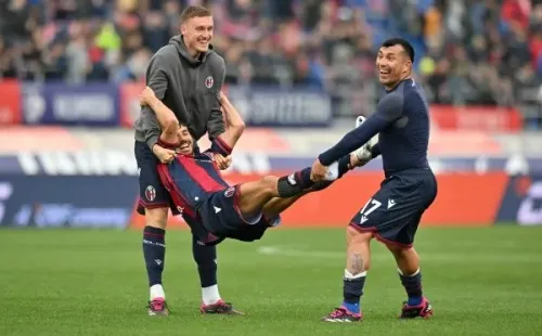 Gary Medel celebra con sus compañeros un nuevo triunfo del Bologna. | Foto: Getty
