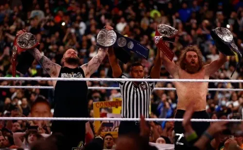 Sami Zayn y Kevin Owens se coronaron como campeones indiscutidos en pareja. | Foto: Getty