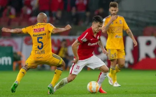 Charles Aránguiz juega por Inter de Porto Alegre, camiseta que volverá a vestir. (Photosport).