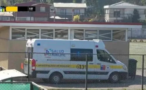 La ambulancia que llegó al estadio Municipal de Hualqui. | Captura
