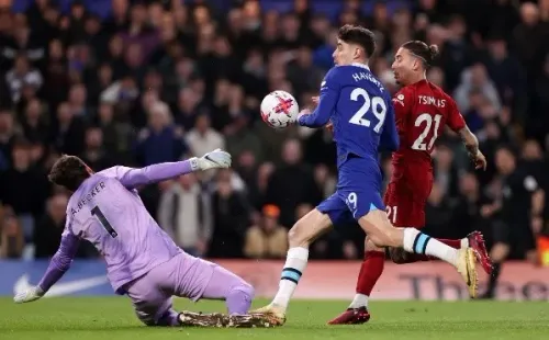 Por esta mano en un rebote, el Chelsea se quedó con las ganas de vencer al Liverpool. Foto: Getty Images