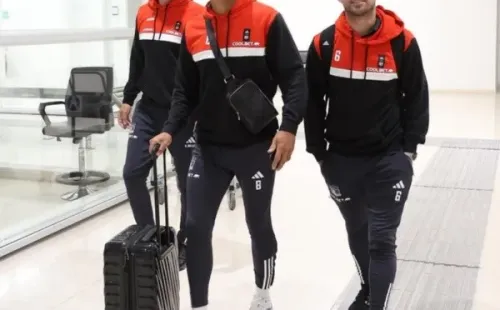 Los albos arribaron sonrientes a Colombia /Foto: Colo Colo