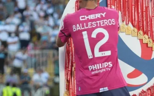 Martín Ballesteros saca una de las medallas de la UC tetracampeona del fútbol chileno.