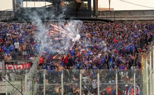 Los enfrentamientos entre hinchas de Colo Colo y la U dejan al Monumental sin público. Foto: Guille Salazar, RedGol.