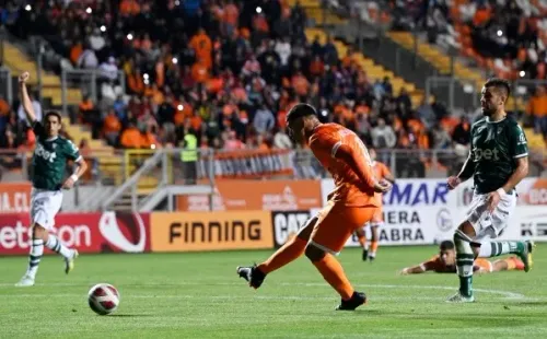 David Escalante en acción frente a Santiago Wanderers. (Photosport).