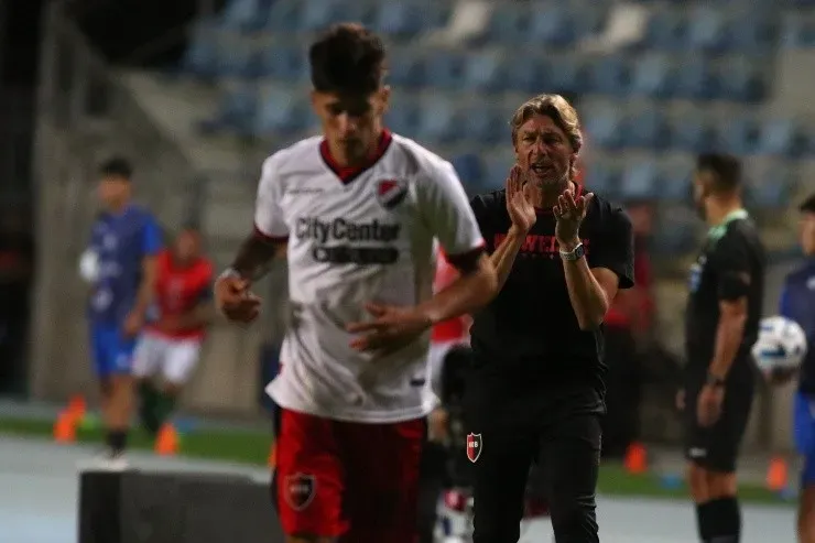 Gabriel Heinze aplaude a sus dirigidos: Newell’s venció a Audax Italiano literalmente en la última jugada del partido. (Jorge Loyola/Photosport)