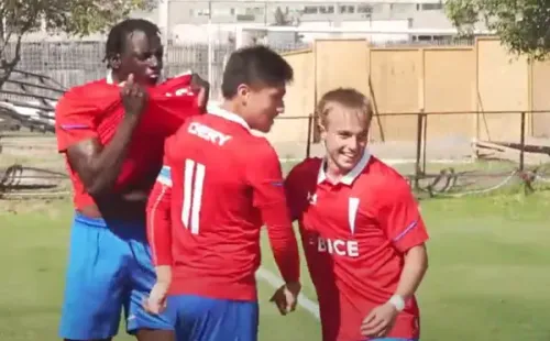 Así celebró Ousman Touray el golazo que le anotó a Colo Colo. (Captura Colo Colo TV).