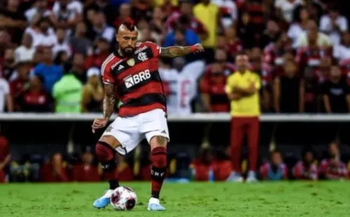 Arturo Vidal recibió de todo en su llegada a la cancha del Aucas. Foto: Getty Images