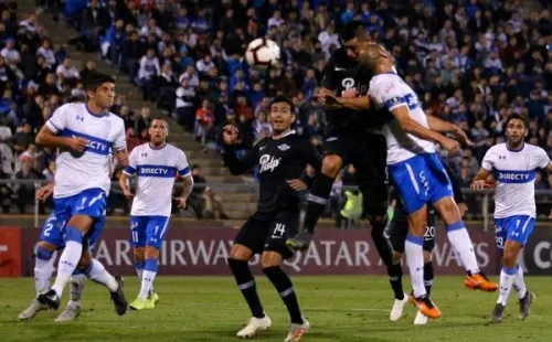 Benjamín Kuscevic en acción ante Libertad en la Copa Libertadores 2019. (Photosport).