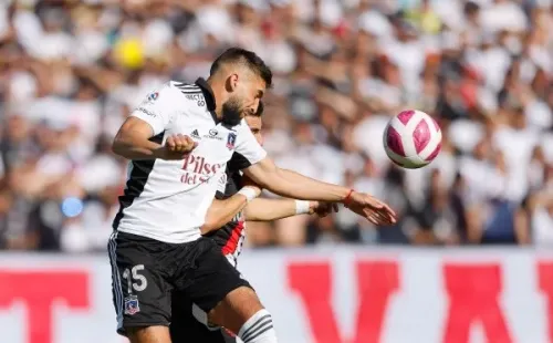 Emiliano Amor gana una disputa aérea en Colo Colo. (Photosport).