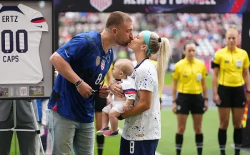 Ertz con su esposo Zach y su hijo Madden en el día de su regreso a las canchas. | USWNT