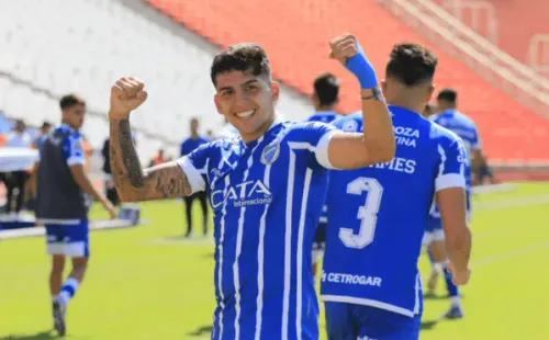 Hernán López Muñoz celebra su gol en Godoy Cruz. A su espalda está Thomas Galdames, quien minutos después fue expulsado. (Godoy Cruz).